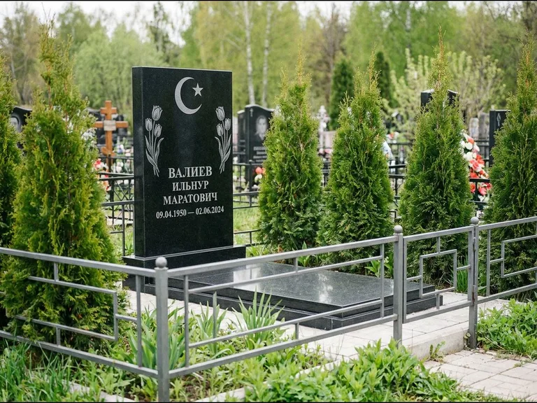 Памятник с гравировкой полумесяца — гравировка полумесяца со звездой и тюльпанами по бокам, работа «Валиев» в Рязани