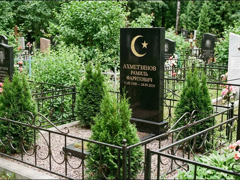 Памятник с гравировкой полумесяца — золочёная гравировка полумесяца со звездой в верхней части с, работа «Ахметзянов» в Рязани