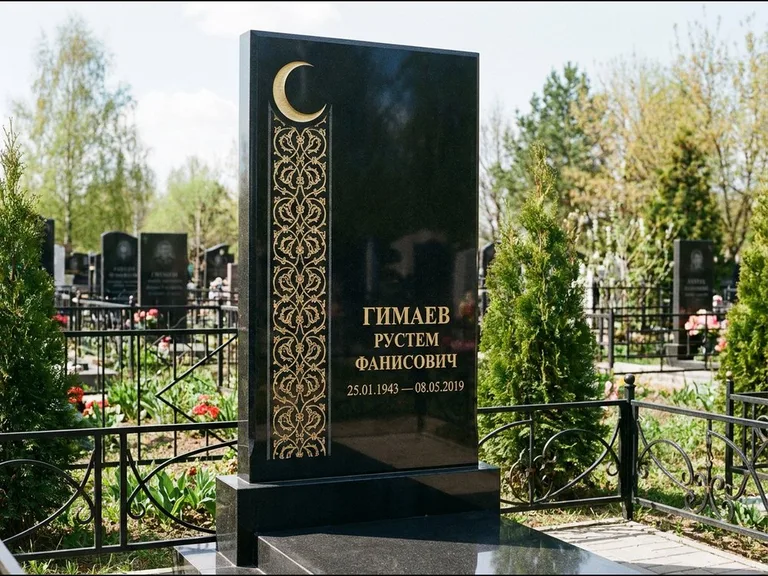 Памятник с гравировкой полумесяца — золочёный полумесяц и колонна растительного орнамента-ислими, работа «Гимаев» в Рязани