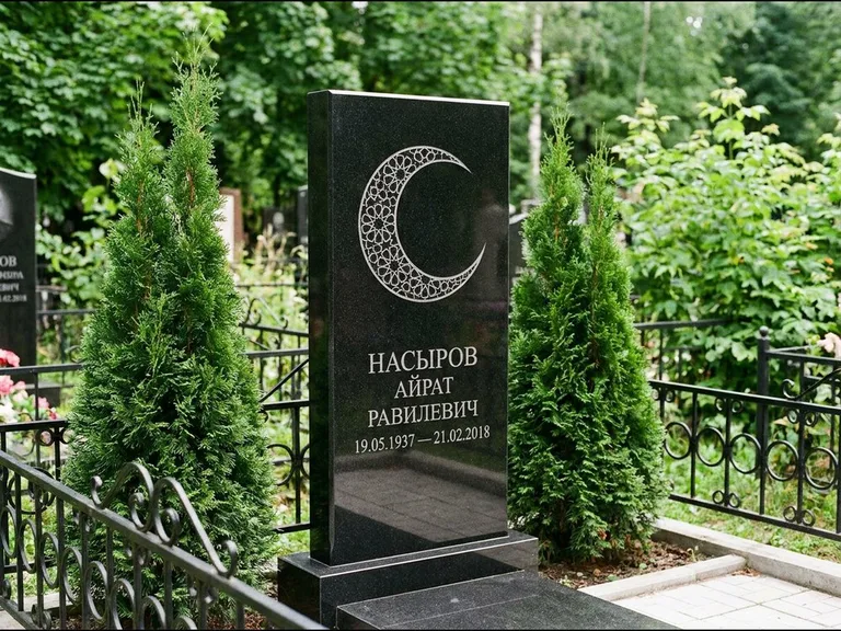 Памятник с гравировкой полумесяца — гравировка полумесяца в геометрическом орнаменте-гирихе, работа «Насыров» в Рязани