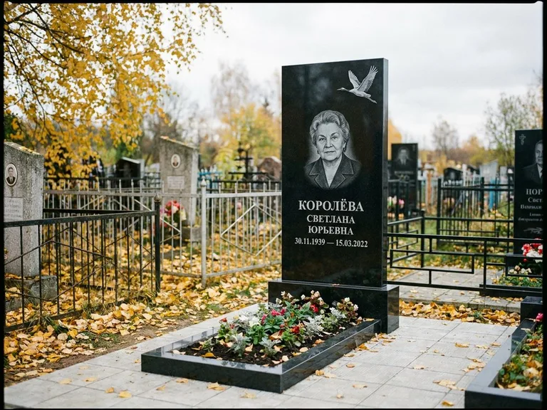 Памятник с гравировкой журавлей — белая гравировка клина журавлей, уходящего в верхний угол ст, работа «Королёва» в Рязани