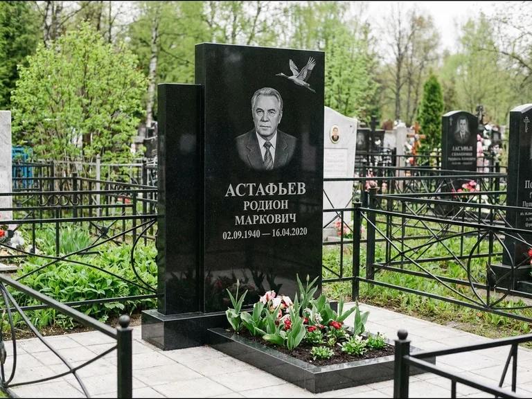 Памятник с гравировкой журавлей — гравировка одиночного летящего журавля над портретом, работа «Астафьев» в Рязани