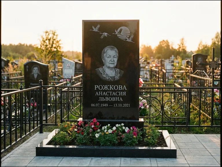 Памятник с гравировкой журавлей — гравировка клина журавлей на фоне солнечного диска, работа «Рожкова» в Рязани