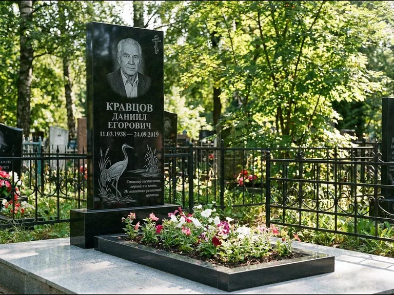Памятник с гравировкой журавлей — гравировка журавля у камышей рядом с эпитафией, работа «Кравцов» в Рязани