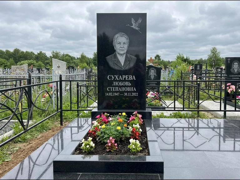 Памятник с гравировкой журавлей — гравировка одиночного летящего журавля над портретом, работа «Сухарева» в Рязани