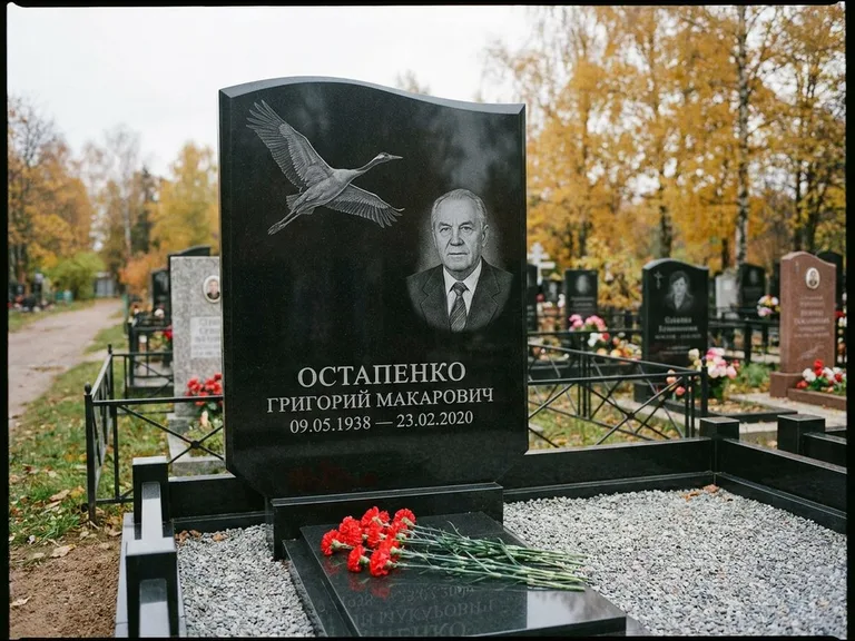 Памятник с гравировкой журавлей — гравировка журавлей, работа «Остапенко» в Рязани