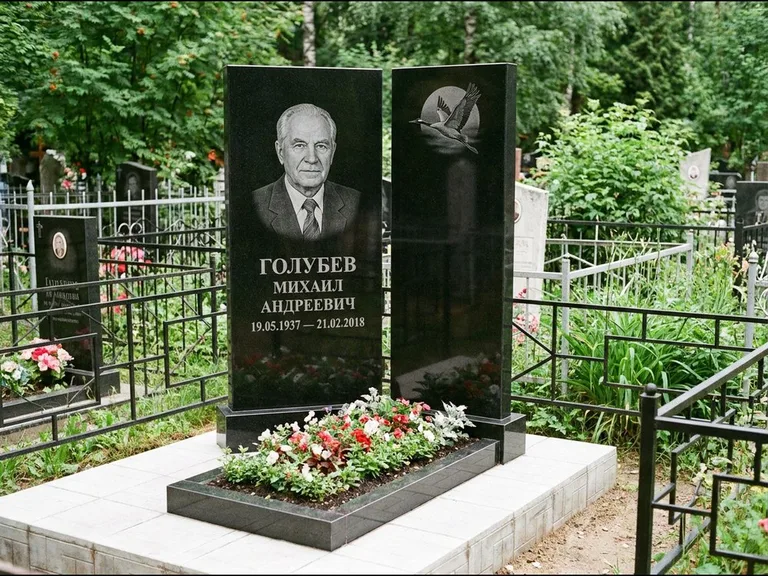 Памятник с гравировкой журавлей — гравировка клина журавлей на фоне солнечного диска, работа «Голубев» в Рязани
