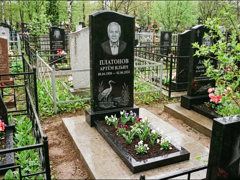 Памятник с гравировкой журавлей — гравировка журавля у камышей рядом с эпитафией, работа «Платонов» в Рязани