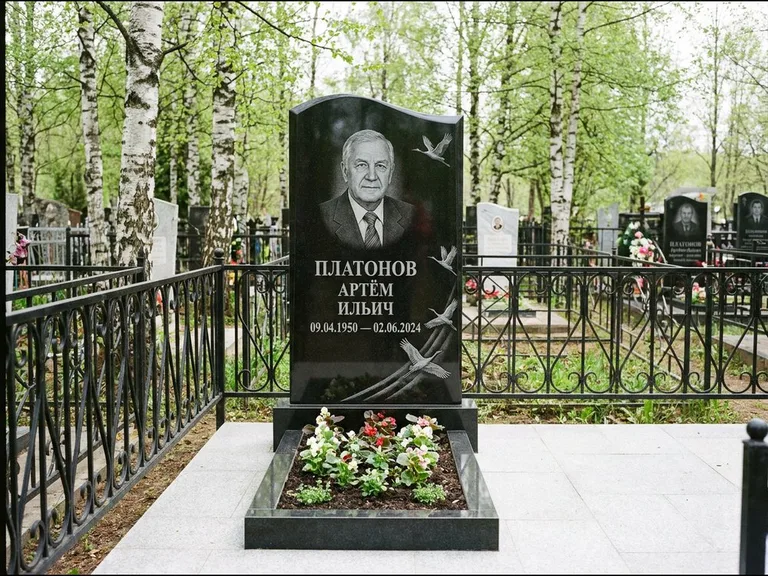 Памятник с гравировкой журавлей — гравировка трёх журавлей по диагонали через свободное поле с, работа «Платонов» в Рязани