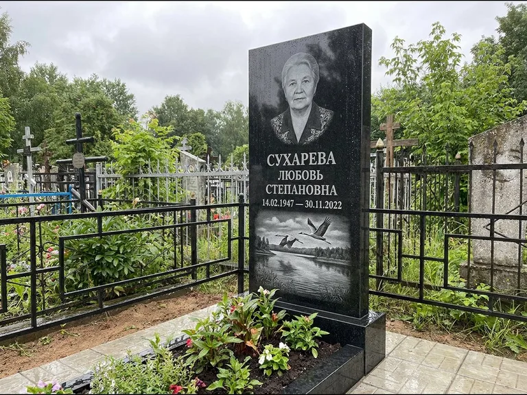 Памятник с гравировкой журавлей — гравировка пары журавлей над гладью озера в нижней части, работа «Сухарева» в Рязани