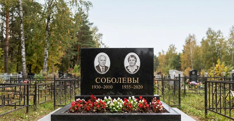 Памятник с художественной гравировкой, Памятники мастерской «Мастер Каменев» на кладбищах Москвы