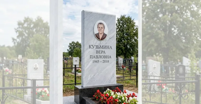 Памятник с оградой, Пример гранитного памятника работы мастерской «Мастер Каменев» в Уфе