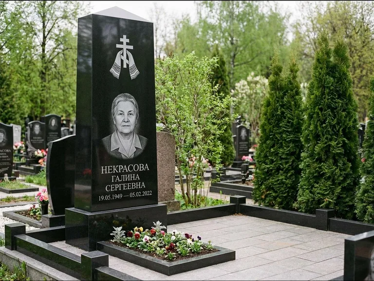 Памятник из чёрного гранита — стела-пилон с ажурным резным крестом, работа «Ерофеева» в Рязани