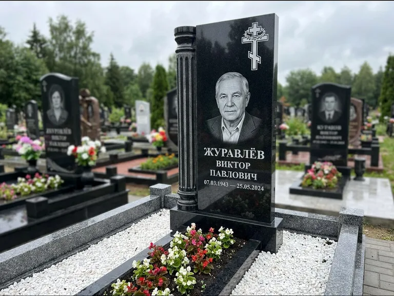 Памятник из чёрного гранита — семейный мемориал из двух стел с крестом с рушником, работа «Гущин» в Рязани