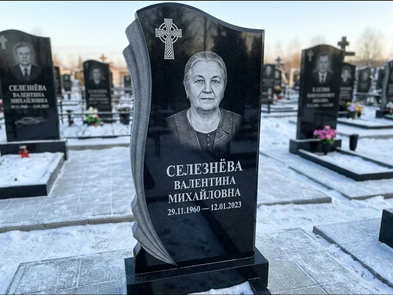Памятник из чёрного гранита — восьмигранный обелиск с кельтским крестом, работа «Некрасова» в Рязани