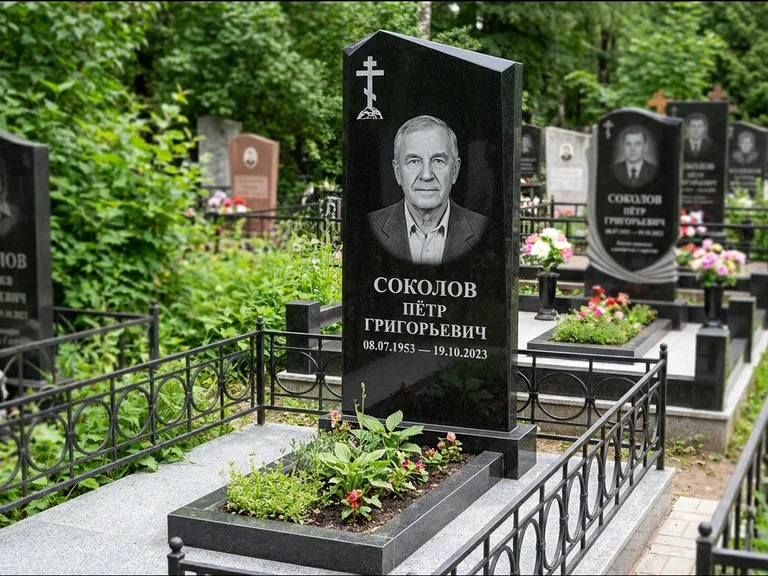 Памятник из чёрного гранита — полукруглая стела с крестом на Голгофе, работа «Журавлёв» в Рязани