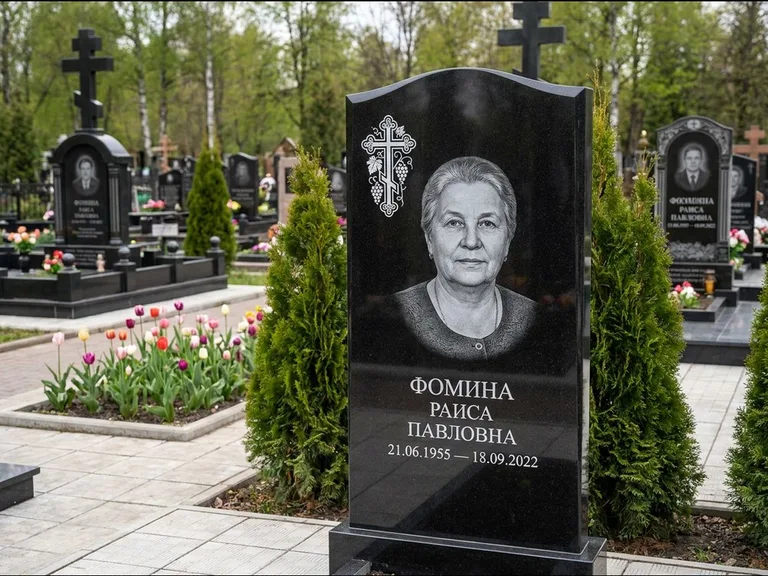 Памятник из чёрного гранита — двухцветная стела с крестом с распятием, работа «Одинцова» в Рязани