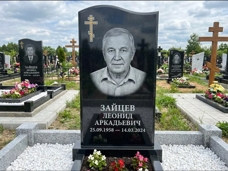 Памятник из чёрного гранита — горизонтальная семейная стела с аркой с процветшим крестом с виноградной лозой, работа «Верещагин» в Рязани