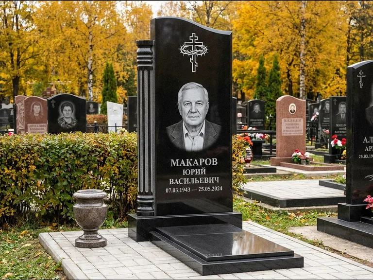 Памятник из чёрного гранита — асимметричная стела с крестом с рушником, работа «Панкратов» в Рязани