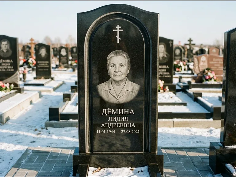 Памятник из чёрного гранита — стела-триптих с крестом с терновым венцом, работа «Ерофеева» в Рязани