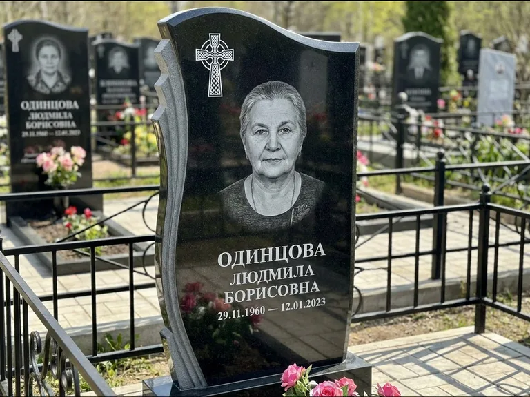Памятник из чёрного гранита — стела с портретным овалом с кельтским крестом, работа «Савельева» в Рязани