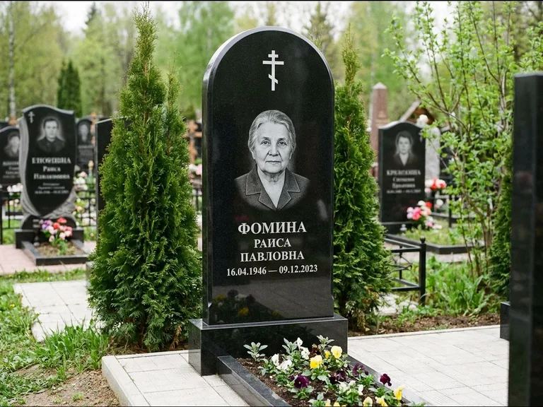 Памятник из чёрного гранита — вертикальная стела с латинским крестом, работа «Некрасова» в Рязани