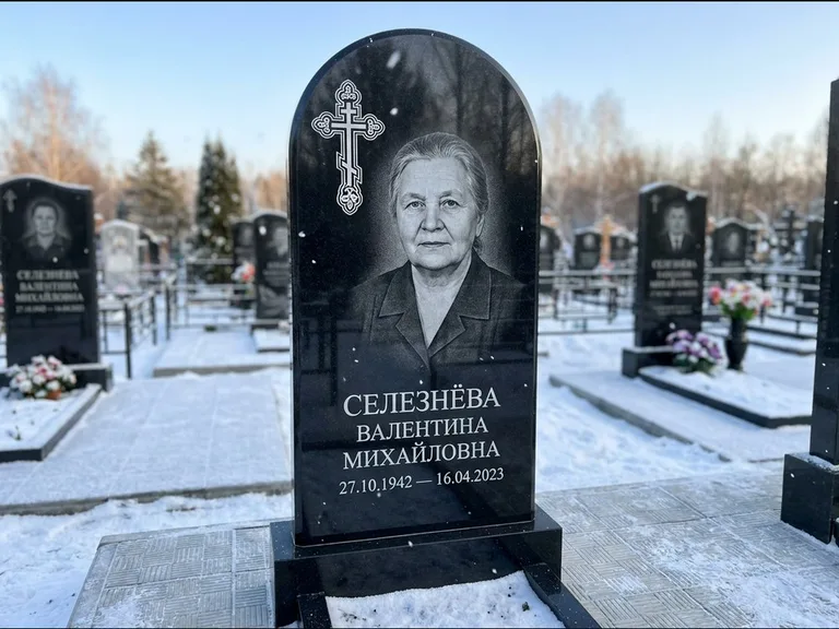 Памятник из чёрного гранита — массивная стела с крестом в лучах с крестом в лучах, работа «Одинцова» в Рязани