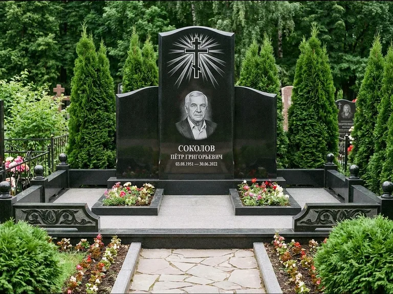 Памятник из чёрного гранита — низкая стела с крестом сбоку с золочёным крестом, работа «Верещагин» в Рязани