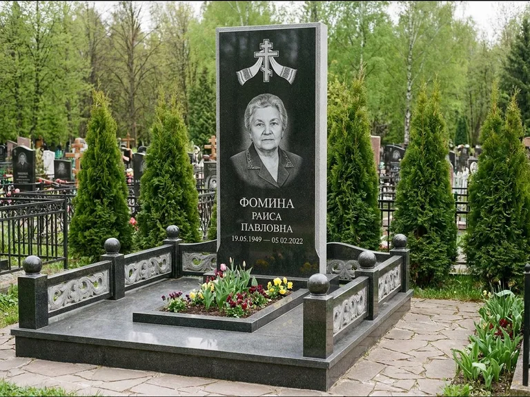 Памятник из чёрного гранита — семейный мемориал с ажурным резным крестом, работа «Мельникова» в Рязани
