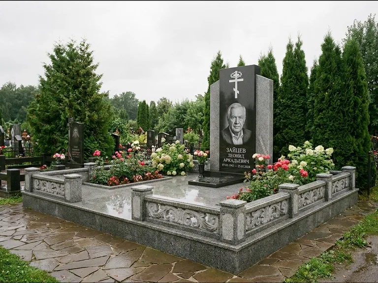 Памятник из чёрного гранита — стела с двумя портретами с крестом с рушником, работа «Богданов» в Рязани