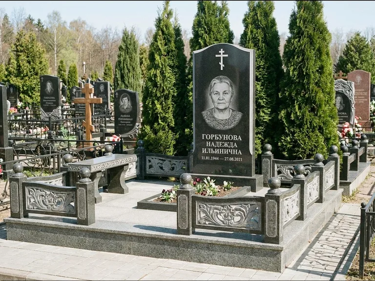 Памятник из чёрного гранита — стела с золочёным крестом с крестом с терновым венцом, работа «Селезнёва» в Рязани