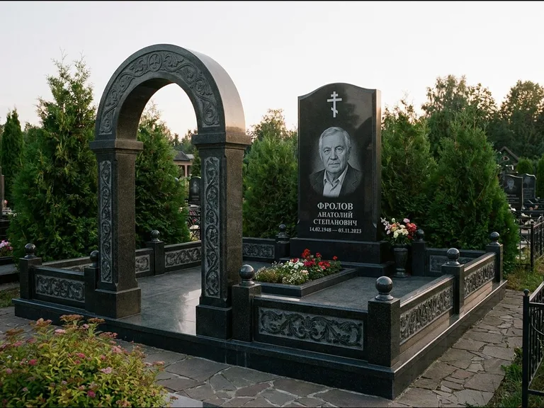 Памятник из чёрного гранита — высокая стела с процветшим крестом с православным восьмиконечным крестом, работа «Панкратов» в Рязани