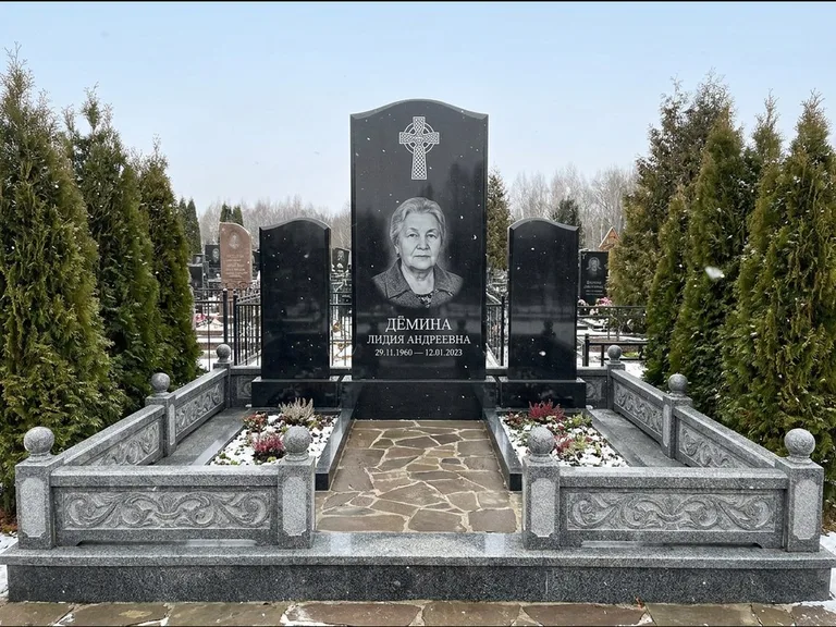 Памятник из чёрного гранита — стела с крестом и ветвью с кельтским крестом, работа «Лаврентьева» в Рязани