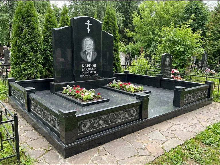 Памятник из чёрного гранита — двойная семейная стела с крестом на Голгофе, работа «Тихонов» в Рязани