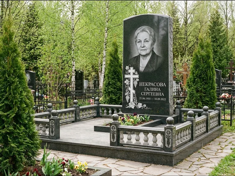 Памятник из чёрного гранита — стела с крестом и книгой с крестом с распятием, работа «Савельева» в Рязани