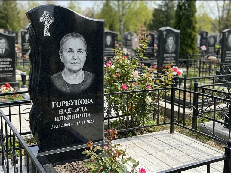 Памятник из чёрного гранита — высокий обелиск с кельтским крестом, работа «Одинцова» в Рязани