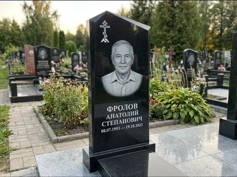 Памятник из чёрного гранита — стела со столиком и скамьёй с крестом на Голгофе, работа «Верещагин» в Рязани
