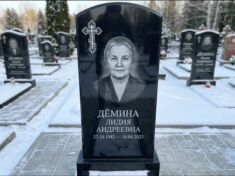 Памятник из чёрного гранита — стела домиком с крестом в лучах, работа «Селезнёва» в Рязани