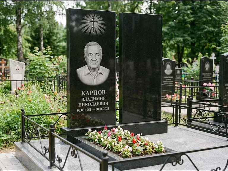 Памятник из чёрного гранита — ступенчатая стела с золочёным крестом, работа «Панкратов» в Рязани