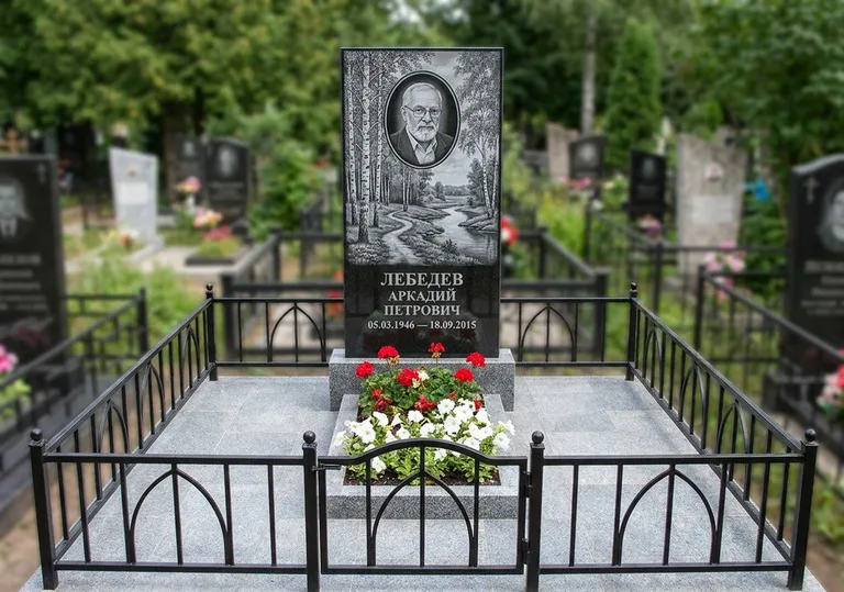 Памятник с гравировкой берёзовой рощи, портретом и надписью в Рязани