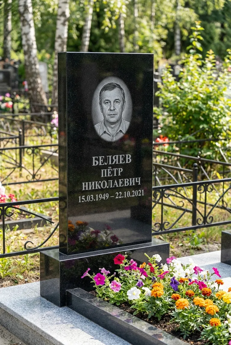 Вертикальный чёрный гранитный памятник под ключ с цветником в Рязани