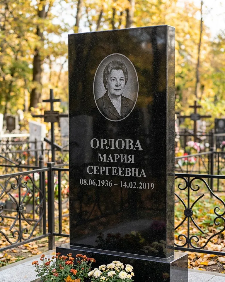 Вертикальный серый гранитный памятник под ключ, осень в Рязани