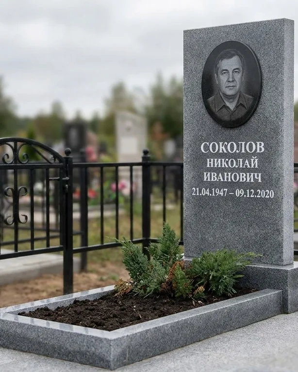 Чёрный памятник под ключ на гранитном цоколе в Рязани