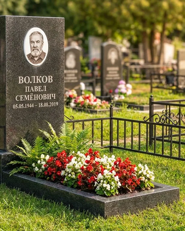 Тёмно-серый памятник под ключ с художественной гравировкой в Рязани