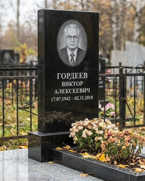 Памятник под ключ с гранитным цоколем и плиткой в Рязани