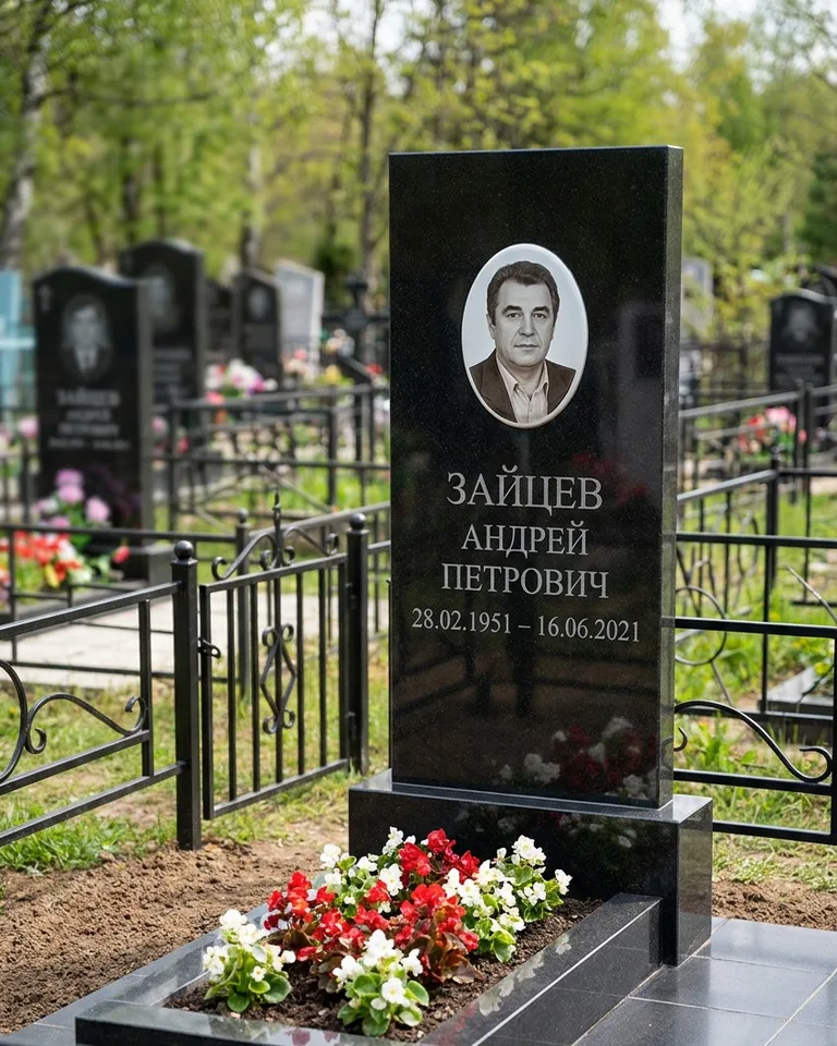 Памятник под ключ с гранитной вазой и цветами в Рязани