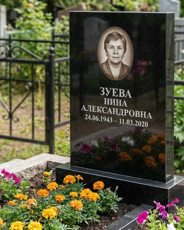 Горизонтальный чёрный гранитный памятник под ключ в Рязани