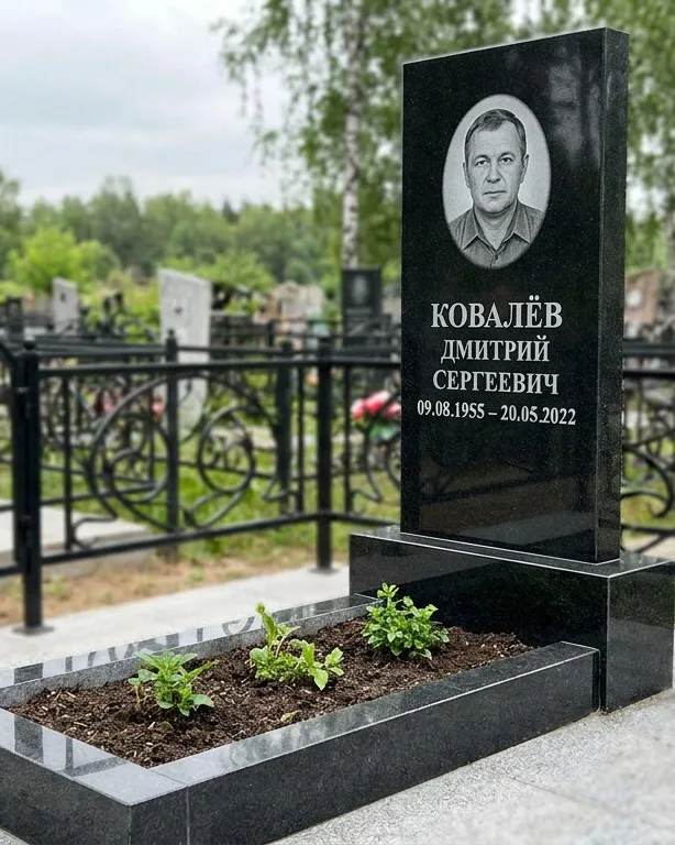 Горизонтальный серый памятник под ключ, осень в Рязани