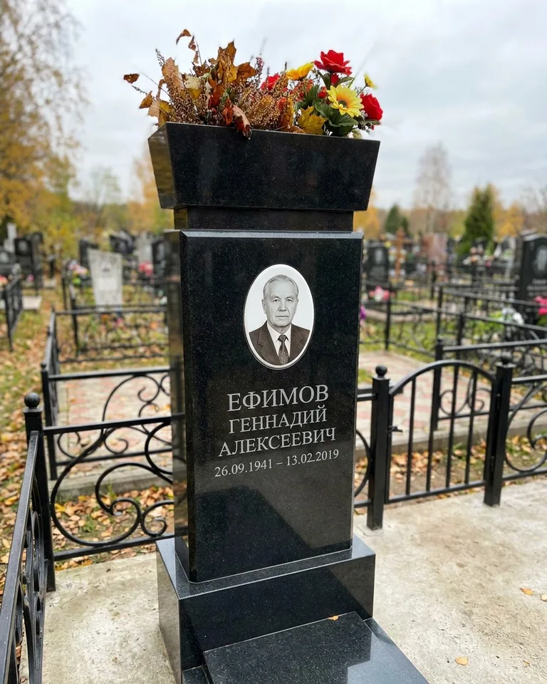 Двойной семейный памятник под ключ с портретами в Рязани