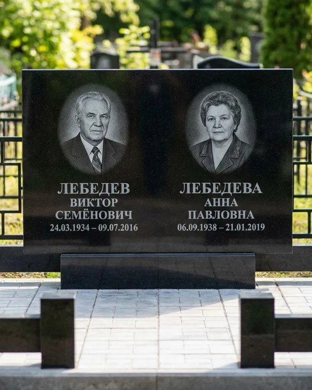 Памятник под ключ из красного гранита в Рязани